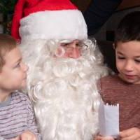 一个小男孩给圣诞老人念他的圣诞清单.